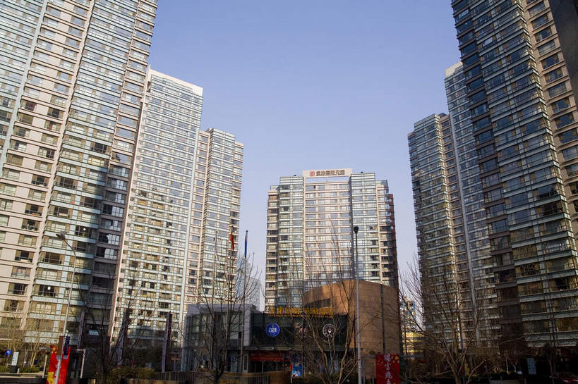 无人,家,高楼大厦,横图,室外,白天,仰视,旅游,度假,窗户,落地窗,标志建筑,大厦,地标,建筑,摩天大楼,北京,中国,亚洲,一排,许多,阴影,整齐,并列,并排,光线,影子,房屋,屋子,首都,很多,娱乐,建设,楼房,玻璃窗,住宅,排列,蓝色,倒影,蓝天,天空,阳光,天,享受,休闲,旅游胜地,放松,晴朗,倒映,队列,平行,玻璃幕墙,东亚,万里无云,中华人民共和国,北京市,京,北平,华北地区,朝阳区,反照,晴空,晴空万里,彩图,低角度拍摄,房子,大楼,高层建筑,高楼,摩天楼,北京CBD,北京商务中心区,中国北京大北窑,北京建外SOHO,建外SOHO