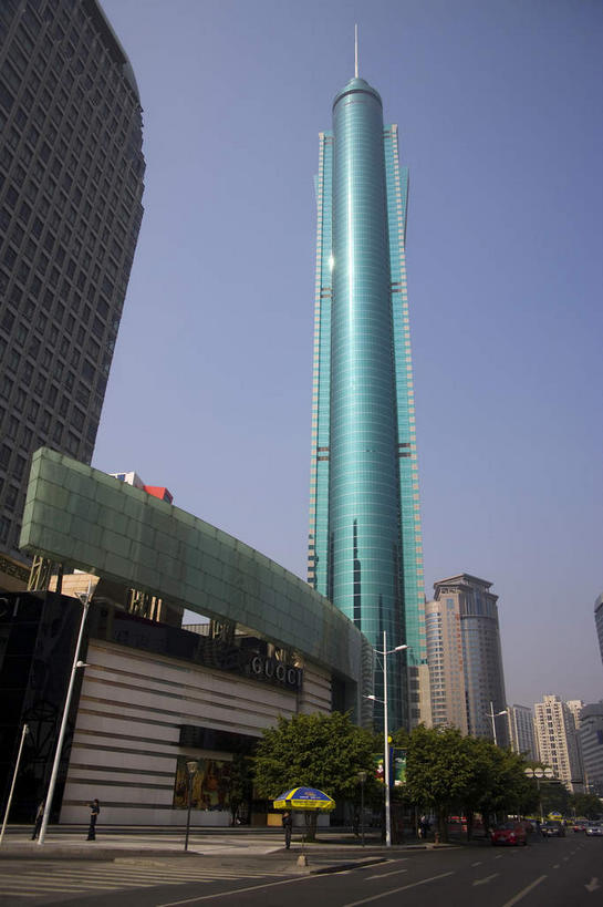 无人,家,高楼大厦,竖图,室外,白天,仰视,旅游,度假,植物,窗户,落地窗,标志建筑,大厦,道路,地标,建筑,路,摩天大楼,公路,深圳,中国,亚洲,一排,许多,阴影,整齐,并列,并排,光线,影子,房屋,屋子,交通,很多,娱乐,建设,楼房,玻璃窗,住宅,树,树木,排列,蓝色,绿色,蓝天,天空,阳光,自然,天,享受,休闲,旅游胜地,放松,生长,晴朗,成长,队列,平行,玻璃幕墙,地王大厦,东亚,广东,鹏城,广东省,万里无云,中华人民共和国,华南地区,粤,深圳市,晴空,晴空万里,马路,彩图,低角度拍摄,房子,大楼,高层建筑,高楼,摩天楼,罗湖区,信兴广场,深圳地王大厦