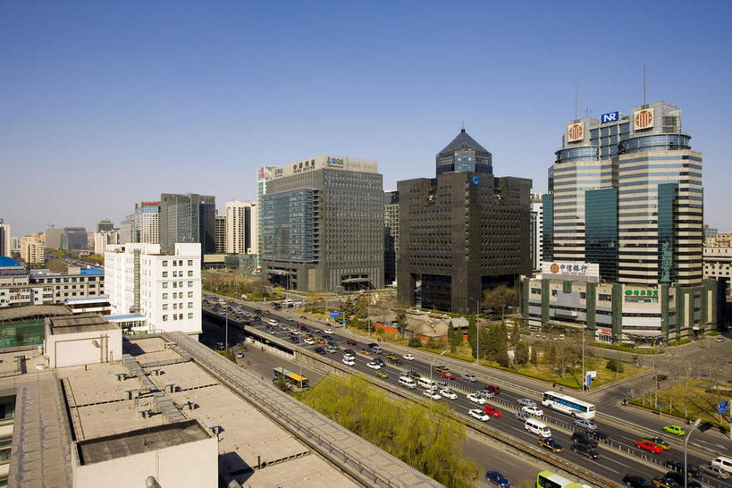 无人,家,高楼大厦,栏杆,横图,俯视,室外,白天,旅游,度假,股票,植物,窗户,落地窗,标志建筑,大厦,道路,地标,建筑,路,摩天大楼,公路,北京,中国,亚洲,一排,许多,阴影,整齐,并列,并排,光线,影子,房屋,屋子,围栏,分界线,停车线,交通,首都,很多,娱乐,建设,护栏,楼房,玻璃窗,住宅,树,树木,排列,蓝色,绿色,蓝天,天空,阳光,自然,天,享受,休闲,旅游胜地,放松,生长,晴朗,成长,车行道,车行道分界线,证券交易所,交易,队列,交易所,标线,平行,证券所,玻璃幕墙,贸易,东亚,车行线,万里无云,中华人民共和国,北京市,京,北平,华北地区,晴空,晴空万里,马路,彩图,高角度拍摄,房子,大楼,高层建筑,高楼,摩天楼,金融街,股票交易所,北京二环路,北京金融街,二环路,西二环,中国证券大厦