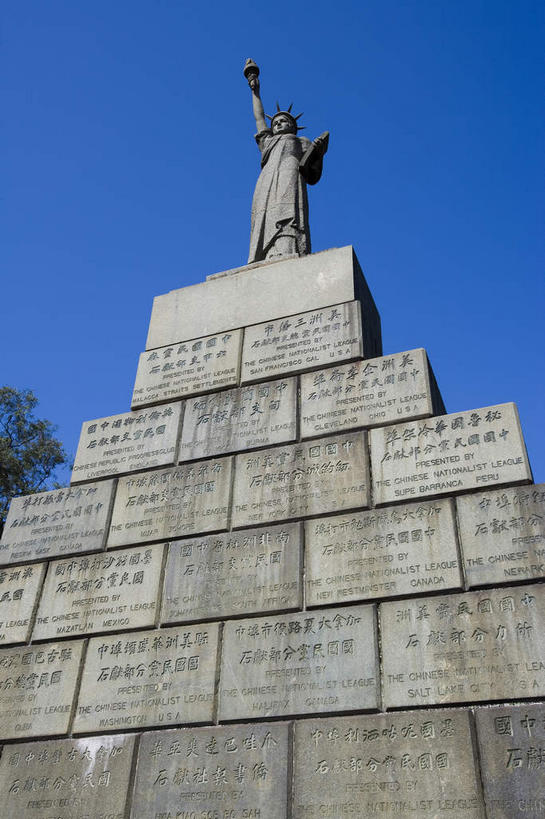 东方人,一个人,无人,站,竖图,室外,白天,仰视,旅游,度假,建材,标志建筑,地标,建筑,雕塑,广州,中国,亚洲,仅一个男性,仅一个人,一排,许多,阴影,服装,艺术,整齐,装饰,光线,纹路,标志,材料,雕刻,雕像,文字,纹理,影子,砖,砖块,字符,墙,很多,黄种人,娱乐,标识,建设,石雕,石刻,墙壁,墙面,排列,仅一个年轻男性,衣服,蓝色,蓝天,天空,阳光,石碑,工艺品,天,站着,享受,休闲,墓地,汉字,砖头,旅游胜地,放松,建造,服饰,晴朗,纪念,美术,坟墓,陵墓,衣着,穿着,队列,中文,主题,陈列,坟场,东亚,广东,广东省,黄花岗,七十二烈士陵园,万里无云,肌理,中华人民共和国,华南地区,省会,功能,美学,广州市,粤,国文,华文,衣饰,男人,男性,年轻男性,亚洲人,石料,晴空,晴空万里,站立,彩图,低角度拍摄,全身,广州起义,黄花岗起义,黄花岗公园,黄花岗七十二烈士墓园,纪念公园,砌墙砖