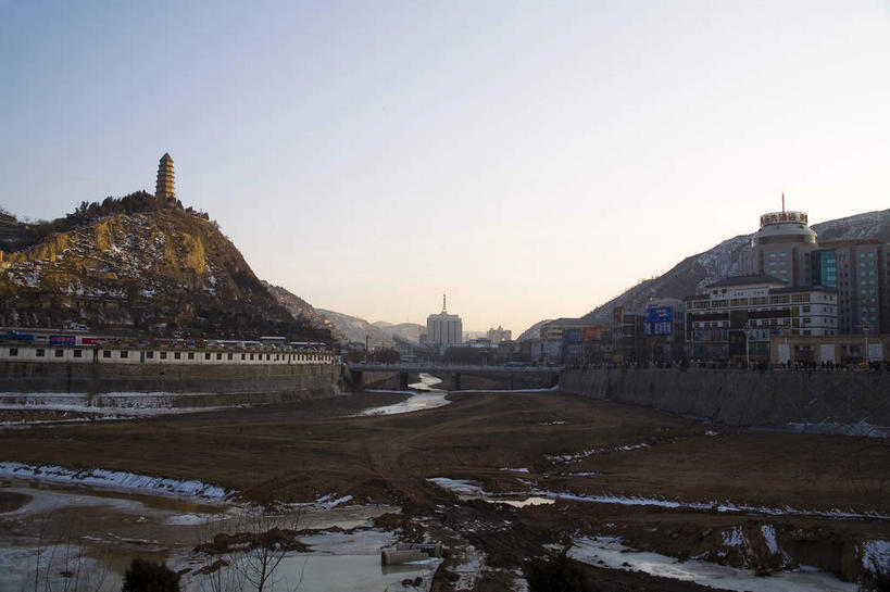 无人,横图,室外,白天,仰视,旅游,度假,草地,草坪,河流,石头,名胜古迹,山,山脉,水,峡谷,植物,标志建筑,地标,建筑,中国,亚洲,阴影,遗迹,光线,石子,瓦片,影子,屋檐,河水,山峰,水流,悬崖,塔,山谷,山峦,古迹,文物,娱乐,建设,古建筑,檐,草,树,树木,蓝色,绿色,蓝天,天空,阳光,自然,群山,天,享受,休闲,旅游胜地,放松,生长,晴朗,成长,岩层,古文明,东亚,陕西,陕西省,万里无云,中华人民共和国,绝壁,西北地区,陕,延安,延安市,宝塔山,石块,岩石,晴空,晴空万里,彩图,低角度拍摄,嘉岭山