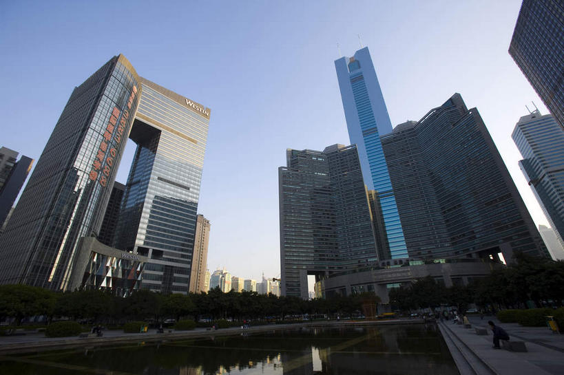 无人,高楼大厦,广场,横图,室外,白天,仰视,旅游,度假,河流,水,植物,窗户,落地窗,标志建筑,大厦,地标,建筑,摩天大楼,深圳,中国,亚洲,一排,许多,阴影,整齐,并列,并排,光线,影子,河水,水流,很多,娱乐,建设,玻璃窗,树,树木,排列,蓝色,绿色,倒影,蓝天,天空,阳光,自然,天,享受,休闲,旅游胜地,放松,生长,晴朗,成长,倒映,队列,平行,玻璃幕墙,中信城市广场,东亚,广东,鹏城,广东省,中信广场,万里无云,中华人民共和国,华南地区,粤,深圳市,反照,晴空,晴空万里,彩图,低角度拍摄,大楼,高层建筑,高楼,摩天楼