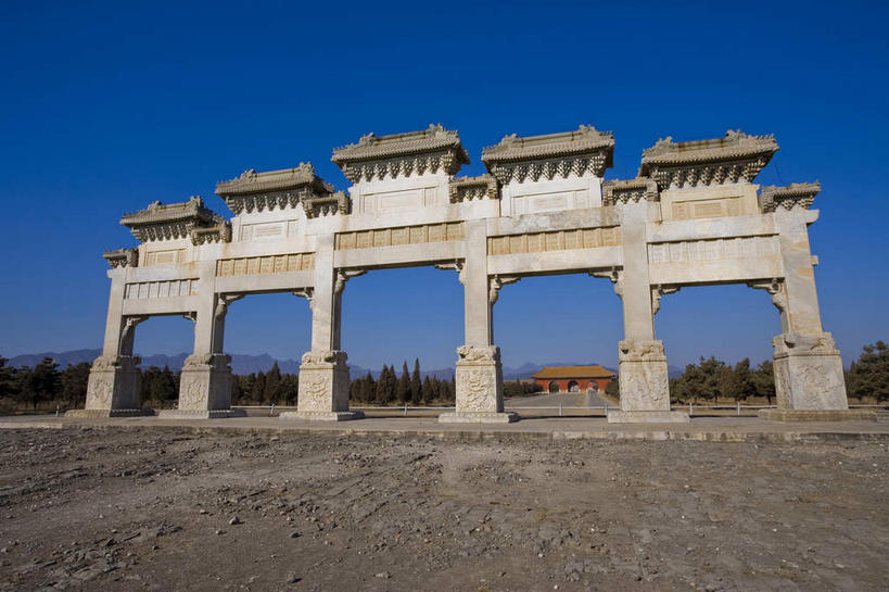 无人,宫殿,横图,室外,白天,仰视,旅游,度假,植物,标志建筑,道路,地标,建筑,路,中国,亚洲,一排,许多,阴影,整齐,光线,瓦片,影子,柱子,屋檐,牌坊,牌楼,小路,交通,很多,文化,娱乐,建设,檐,树,树木,排列,蓝色,绿色,蓝天,天空,阳光,自然,天,享受,休闲,墓地,旅游胜地,放松,生长,晴朗,成长,纪念,祭祀,坟墓,陵墓,宫廷,队列,表彰,荣誉,坟场,东亚,万里无云,中华人民共和国,华北地区,荣耀,河北,河北省,冀,唐山,唐山市,王宫,晴空,晴空万里,彩图,低角度拍摄,皇宫,传统文化,东陵,清东陵,遵化,遵化市