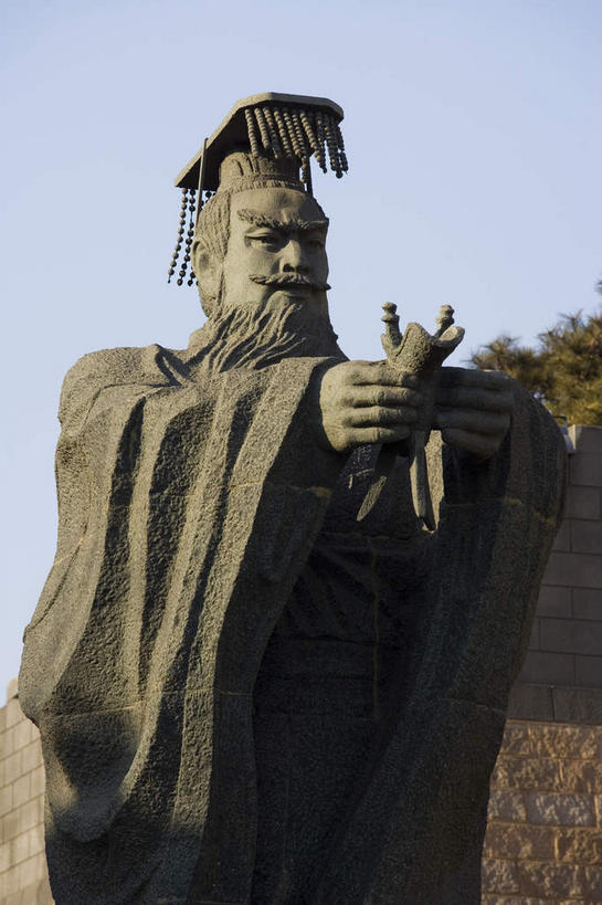 东方人,一个人,无人,站,竖图,室外,白天,仰视,民族服装,旅游,度假,名胜古迹,植物,标志建筑,地标,建筑,杯子,皇冠,雕塑,中国,亚洲,仅一个男性,仅一个人,握,阴影,遗迹,艺术,装饰,光线,雕刻,雕像,影子,黄种人,古迹,文化,文物,娱乐,建设,古建筑,树,树木,一个,蓝色,绿色,蓝天,天空,阳光,自然,酒杯,工艺品,天,站着,仅一个老年男性,享受,休闲,旅游胜地,放松,握着,生长,晴朗,单个,成长,纪念,皇帝,美术,权威,高贵,中国文化,樽,主题,汉服,陈列,古文明,东亚,万里无云,中华人民共和国,华北地区,功能,美学,权力,统治,河北,河北省,冀,秦皇岛,秦皇岛市,权势,天子,九五之尊,圣上,统治者,陛下,官家,势力,汉衣冠,汉装,华服,老年男性,男人,男性,亚洲人,王冠,晴空,晴空万里,站立,半身,彩图,低角度拍摄,传统服装,民俗服,具服,朝服,传统文化,冕冠,山海关,山海关长城,山海关区,天下第一关,榆关,冕服