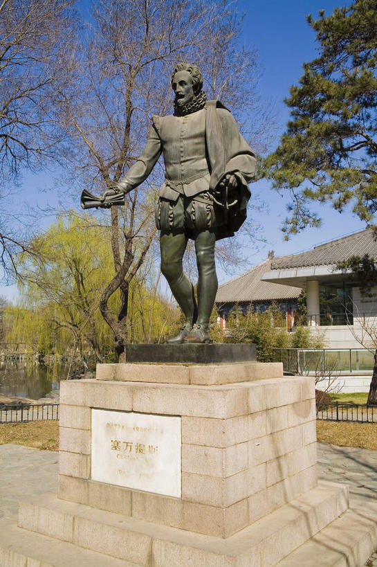 西方人,一个人,无人,站,竖图,室外,白天,正面,度假,美景,植物,城市风光,城市,道路,路,公路,雕塑,北京,欧洲,中国,欧洲人,亚洲,仅一个男性,仅一个人,仅一个中年男性,阴影,服装,艺术,装饰,光线,雕刻,雕像,影子,景观,交通,首都,娱乐,树,树木,一个,衣服,蓝色,绿色,蓝天,天空,阳光,自然,工艺品,天,站着,享受,休闲,景色,放松,服饰,生长,晴朗,单个,成长,纪念,美术,衣着,穿着,主题,陈列,东亚,万里无云,中华人民共和国,北京市,京,北平,华北地区,功能,美学,诗人,衣饰,小说家,塞万提斯.萨维德拉,戏剧家,男人,男性,中年男性,白种人,晴空,晴空万里,马路,站立,彩图,全身