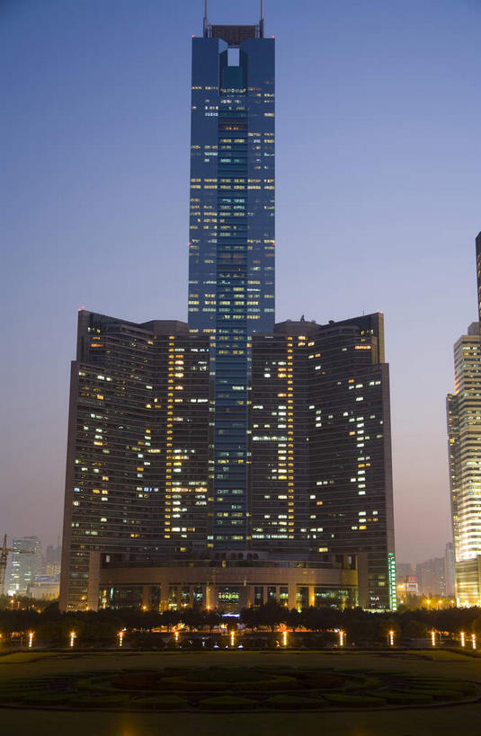 无人,高楼大厦,广场,竖图,室外,白天,仰视,旅游,度假,草地,草坪,日落,植物,窗户,落地窗,标志建筑,大厦,道路,地标,建筑,路,摩天大楼,深圳,中国,亚洲,一排,许多,整齐,并列,并排,晚霞,霞光,落日,小路,交通,很多,娱乐,建设,玻璃窗,草,树,树木,排列,绿色,自然,黄昏,享受,休闲,旅游胜地,彩霞,放松,生长,成长,队列,平行,玻璃幕墙,中信城市广场,东亚,广东,鹏城,广东省,中信广场,中华人民共和国,华南地区,粤,深圳市,夕照,薄暮,夕阳,彩图,低角度拍摄,傍晚,大楼,高层建筑,高楼,摩天楼,斜阳