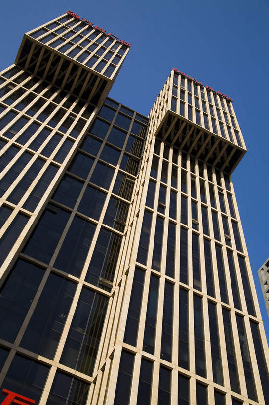 无人,高楼大厦,竖图,室外,白天,仰视,旅游,度假,窗户,落地窗,标志建筑,大厦,地标,建筑,摩天大楼,北京,中国,亚洲,一排,许多,阴影,整齐,并列,并排,光线,影子,首都,很多,娱乐,建设,玻璃窗,排列,蓝色,蓝天,天空,阳光,天,享受,休闲,旅游胜地,放松,晴朗,队列,平行,玻璃幕墙,东亚,万里无云,中华人民共和国,北京市,京,北平,华北地区,朝阳区,晴空,晴空万里,彩图,低角度拍摄,大楼,高层建筑,高楼,摩天楼,北京CBD,北京商务中心区,中国北京大北窑,北京CBD万达广场