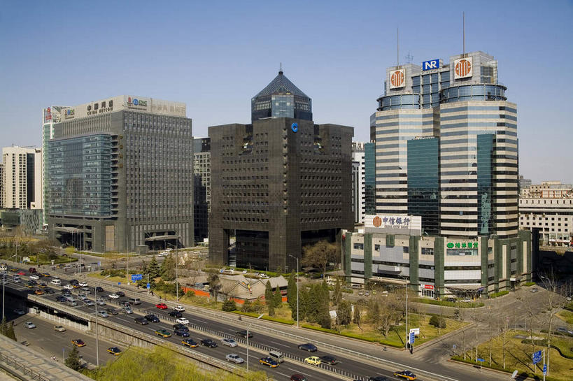 无人,高楼大厦,横图,俯视,航拍,室外,白天,度假,美景,树林,植物,窗户,落地窗,城市风光,城市,大厦,道路,建筑,路,路灯,摩天大楼,公路,汽车,照明,北京,中国,亚洲,一排,许多,阴影,整齐,并列,并排,光线,英文,标志,文字,影子,字符,字母,景观,灯光,交通,首都,很多,娱乐,标识,建设,玻璃窗,车,灯,树,树木,排列,蓝色,绿色,蓝天,天空,阳光,自然,交通工具,轿车,天,享受,休闲,汉字,景色,放松,生长,晴朗,成长,英文字母,照亮,照明设备,鸟瞰,队列,中文,载具,平行,玻璃幕墙,东亚,万里无云,中华人民共和国,北京市,京,北平,华北地区,国文,华文,晴空,晴空万里,马路,彩图,高角度拍摄,大楼,高层建筑,高楼,摩天楼,金融街,北京二环路,北京金融街,二环路,西二环,中国证券大厦