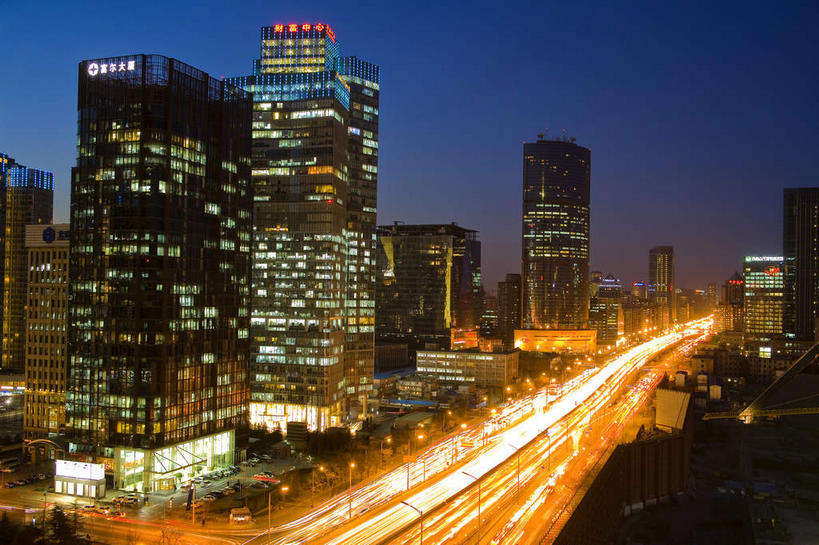 无人,高楼大厦,横图,俯视,航拍,彩色,室外,夜晚,度假,美景,窗户,落地窗,城市风光,城市,大厦,道路,建筑,路,路灯,摩天大楼,霓虹灯,夜景,公路,汽车,北京,中国,亚洲,一排,许多,阴影,整齐,并列,并排,光线,标志,文字,影子,字符,景观,灯光,七彩,交通,首都,很多,娱乐,光源,标识,建设,霓虹,玻璃窗,车,灯,排列,蓝色,蓝天,天空,交通工具,轿车,天,享受,休闲,汉字,景色,放松,照明设备,鸟瞰,队列,中文,载具,平行,玻璃幕墙,京广中心,东亚,中华人民共和国,北京市,京,北平,华北地区,氖灯,国文,华文,马路,彩图,高角度拍摄,大楼,高层建筑,高楼,摩天楼,北京CBD,北京商务中心区,中国北京大北窑,北京财富中心