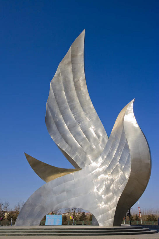 无人,竖图,室外,白天,仰视,度假,美景,树林,植物,楼梯,城市风光,城市,指示牌,鸟,雕塑,中国,亚洲,一块,阴影,艺术,装饰,光线,鸟类,标志,雕刻,雕像,路标,影子,阶梯,景观,娱乐,标识,路牌,台阶,树,树木,一个,蓝色,绿色,蓝天,天空,阳光,自然,工艺品,天,享受,休闲,景色,放松,生长,晴朗,单个,成长,张开双腿,纪念,美术,主题,陈列,东亚,万里无云,中华人民共和国,华北地区,功能,美学,河北,河北省,冀,秦皇岛,秦皇岛市,展开双腿,晴空,晴空万里,彩图,低角度拍摄,全身,伸展双腿,秦皇岛奥林匹克公园