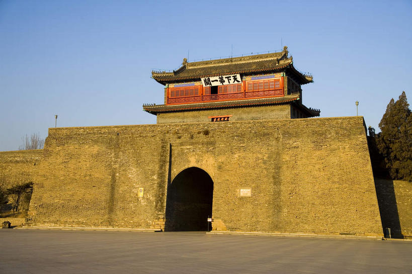 无人,横图,室外,白天,仰视,旅游,度假,名胜古迹,树林,植物,窗户,标志建筑,道路,地标,建筑,路,雕塑,中国,亚洲,一块,吊挂,悬挂,阴影,遗迹,艺术,装饰,光线,标志,雕刻,牌匾,瓦片,文字,影子,字符,墙,屋檐,拱门,小路,褐色,交通,挂,古迹,文化,文物,娱乐,标识,建设,城墙,古建筑,檐,玻璃窗,墙壁,墙面,石板路,树,树木,红色,蓝色,绿色,蓝天,天空,阳光,自然,工艺品,天,享受,休闲,汉字,旅游胜地,放松,城楼,生长,晴朗,成长,纪念,坚硬,美术,中文,主题,防御,陈列,古文明,东亚,万里无云,中华人民共和国,华北地区,功能,美学,国文,华文,河北,河北省,冀,秦皇岛,秦皇岛市,门楼,坚固,晴空,晴空万里,彩图,低角度拍摄,山海关,山海关长城,山海关区,天下第一关,榆关,飞檐