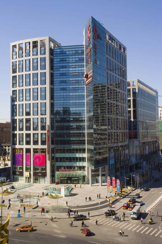 东方人,高楼大厦,商店,走,竖图,俯视,室外,白天,购物,度假,消费,美景,窗户,落地窗,城市风光,超市,城市,大厦,道路,建筑,路,摩天大楼,人行横道,商场,公路,汽车,北京,中国,亚洲,一排,许多,行人,阴影,服装,整齐,并列,并排,光线,影子,景观,人行道,交通,首都,很多,许多人,注视,休闲装,黄种人,娱乐,建设,路人,玻璃窗,车,排列,衣服,蓝色,蓝天,天空,阳光,交通工具,轿车,天,观察,看,一群人,享受,休闲,休闲服,景色,放松,金融,百货,服饰,晴朗,观看,察看,队列,关注,载具,人行横道线,平行,选购,玻璃幕墙,贸易,百货公司,东亚,海淀区,中关村,万里无云,中华人民共和国,北京市,京,北平,华北地区,血拼,过客,男人,男性,年轻男性,年轻女性,女人,女性,亚洲人,晴空,晴空万里,斑马线,马路,步行,散步,走路,半身,彩图,高角度拍摄,大楼,高层建筑,高楼,购物商场,购物中心,摩天楼,商业中心,中关村大街,Gate新中关购物中心