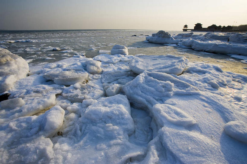 无人,横图,室外,白天,正面,旅游,度假,日出,河流,美景,树林,水,太阳,雪,植物,大雪,中国,亚洲,冰,河水,积雪,景观,水流,水平线,雪景,冬季,冬天,辽阔,朝霞,晨曦,海平线,黎明,娱乐,树,树木,绿色,阳光,自然,浮冰,享受,休闲,广阔,景色,放松,寒冷,生长,成长,一望无际,冰冷,自然风光,东亚,中华人民共和国,华北地区,严寒,河北,河北省,冀,秦皇岛,秦皇岛市,冰凉,酷寒,凛冽,凛凛,极冷,流冰,浮冰块,无边无际,一马平川,朝阳,彩图,卯时,破晓,日始,水天相接,水天一线,山海关,山海关区,天下第一关,榆关