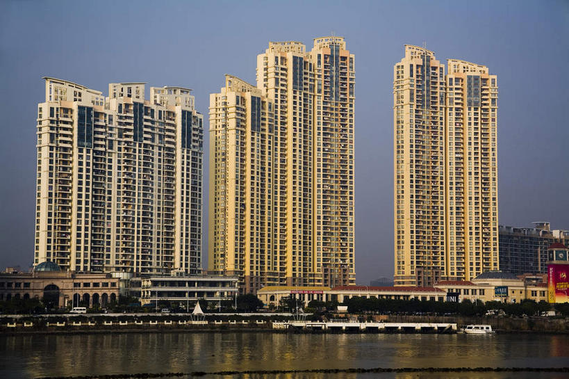 无人,高楼大厦,栏杆,横图,室外,白天,仰视,度假,河流,美景,水,植物,窗户,城市风光,城市,大厦,道路,建筑,路,摩天大楼,公路,中国,亚洲,一排,许多,阴影,整齐,光线,影子,墙,河水,景观,水流,围栏,交通,很多,娱乐,护栏,玻璃窗,墙壁,墙面,树,树木,排列,蓝色,绿色,倒影,蓝天,天空,阳光,自然,天,享受,休闲,景色,放松,生长,晴朗,成长,倒映,队列,福建,东亚,台江,福建省,万里无云,中华人民共和国,华东地区,省会,闽,福州,福州市,反照,晴空,晴空万里,马路,彩图,低角度拍摄,大楼,高层建筑,高楼,摩天楼,仓山区,南台岛,台江区,中洲岛