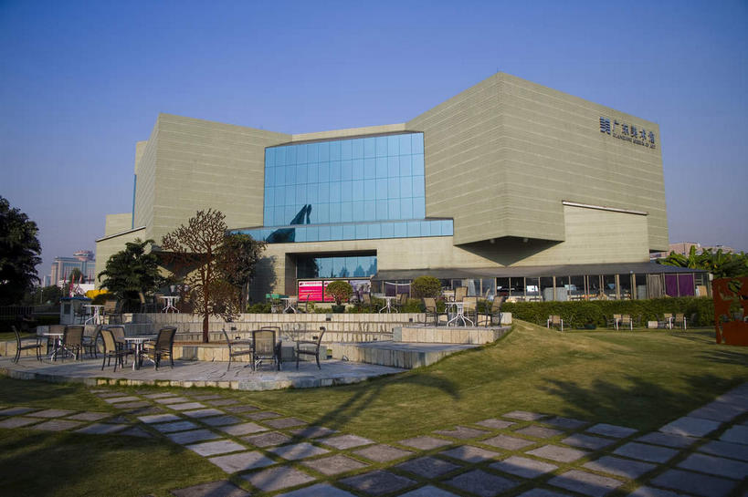 无人,博物馆,横图,室外,白天,仰视,旅游,度假,草地,草坪,树林,植物,窗户,标志建筑,道路,地标,建筑,路,椅子,广州,中国,亚洲,一排,许多,阴影,研究,整齐,光线,标志,文字,影子,字符,墙,躺椅,小路,交通,很多,教育,娱乐,标识,建设,玻璃窗,墙壁,墙面,石板路,草,树,树木,排列,蓝色,绿色,蓝天,天空,阳光,自然,天,享受,休闲,汉字,石椅,旅游胜地,放松,生长,晴朗,成长,展览,队列,欣赏,美术馆,中文,陈列,东亚,广东,广东省,万里无云,中华人民共和国,华南地区,省会,广州市,粤,国文,华文,典藏,二沙岛,二沙头,晴空,晴空万里,彩图,低角度拍摄,广东美术馆