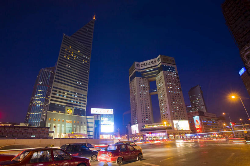 无人,高楼大厦,横图,彩色,室外,夜晚,仰视,度假,美景,窗户,落地窗,城市风光,城市,大厦,道路,建筑,路,路灯,摩天大楼,霓虹灯,夜景,公路,汽车,天津,中国,亚洲,一排,许多,阴影,整齐,并列,并排,光线,影子,景观,灯光,七彩,交通,很多,娱乐,光源,建设,霓虹,玻璃窗,车,灯,排列,蓝色,蓝天,天空,交通工具,轿车,天,享受,休闲,景色,放松,照明设备,队列,载具,平行,玻璃幕墙,东亚,中华人民共和国,华北地区,氖灯,天津市,和平区,马路,彩图,低角度拍摄,大楼,高层建筑,高楼,摩天楼,津,凯旋门大厦