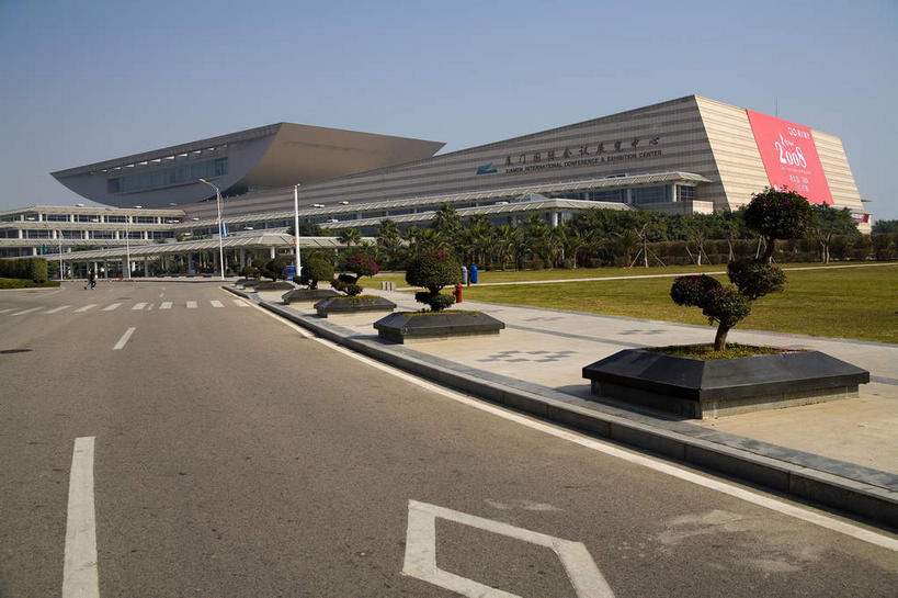 无人,博物馆,横图,室外,白天,仰视,旅游,度假,草地,草坪,植物,窗户,标志建筑,道路,地标,建筑,路,人行横道,公路,中国,亚洲,吊挂,悬挂,阴影,研究,光线,信息,标志,文字,影子,字符,墙,人行道,分界线,停车线,交通,教育,挂,娱乐,标识,建设,厦门,海报,玻璃窗,广告,墙壁,墙面,草,树,树木,红色,蓝色,绿色,白色,蓝天,天空,阳光,自然,天,享受,休闲,汉字,旅游胜地,放松,生长,晴朗,成长,展览,车行道,车行道分界线,欣赏,中文,标线,人行横道线,宣传,陈列,福建,东亚,车行线,福建省,厦门市,万里无云,中华人民共和国,华东地区,国文,华文,闽,典藏,晴空,晴空万里,斑马线,马路,彩图,低角度拍摄,鹭岛,厦门岛,招贴,厦门国际会议展览中心,厦门国际会展中心,厦门会展中心