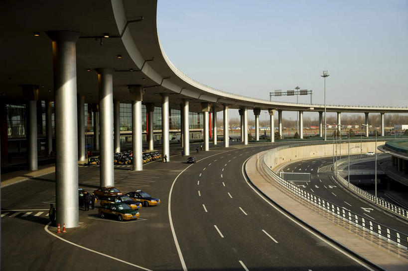 无人,机场,栏杆,横图,室外,白天,正面,度假,城市风光,城市,大桥,道路,飞机场,立交桥,路,路灯,桥梁,公路,汽车,照明,北京,中国,亚洲,一排,许多,阴影,整齐,光线,影子,柱子,高架,围栏,桥,灯光,分界线,停车线,交通,首都,很多,娱乐,护栏,车,灯,排列,蓝色,蓝天,天空,阳光,交通工具,轿车,天,享受,休闲,放松,晴朗,车行道,车行道分界线,照亮,照明设备,队列,载具,标线,高架桥,东亚,车行线,高架道路,跨线桥,万里无云,中华人民共和国,北京市,京,北平,华北地区,航空站,空港,晴空,晴空万里,立体交叉桥,马路,彩图,枢纽立交,系统立交桥