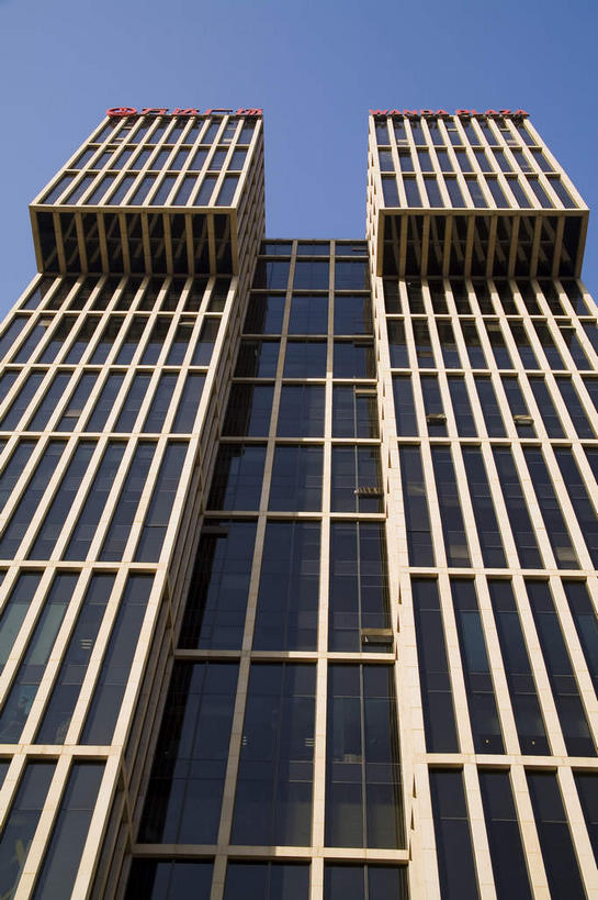 无人,高楼大厦,竖图,室外,白天,仰视,度假,美景,窗户,落地窗,城市风光,城市,大厦,建筑,摩天大楼,北京,中国,亚洲,一排,许多,阴影,整齐,并列,并排,光线,影子,景观,首都,很多,娱乐,建设,玻璃窗,排列,蓝色,蓝天,天空,阳光,天,享受,休闲,景色,放松,晴朗,队列,平行,玻璃幕墙,东亚,万里无云,中华人民共和国,北京市,京,北平,华北地区,朝阳区,晴空,晴空万里,彩图,低角度拍摄,大楼,高层建筑,高楼,摩天楼,北京CBD,北京商务中心区,中国北京大北窑,北京CBD万达广场