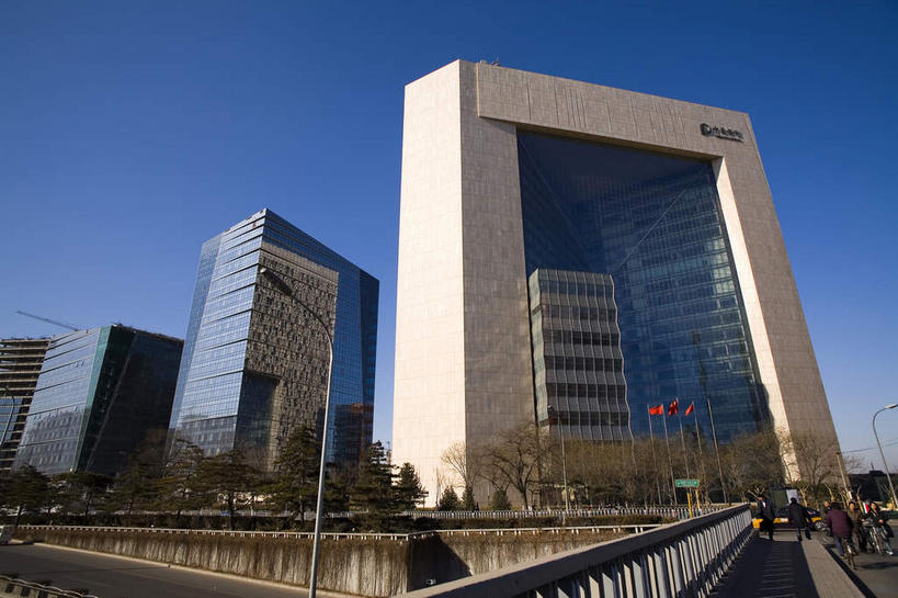 无人,高楼大厦,栏杆,横图,室外,白天,仰视,度假,美景,树林,植物,窗户,落地窗,城市风光,城市,大厦,道路,建筑,路,路灯,摩天大楼,公路,照明,北京,中国,亚洲,一排,许多,阴影,整齐,并列,并排,光线,影子,景观,围栏,灯光,交通,首都,很多,娱乐,建设,护栏,玻璃窗,灯,树,树木,排列,蓝色,绿色,蓝天,天空,阳光,自然,天,享受,休闲,景色,放松,生长,晴朗,成长,照亮,照明设备,队列,平行,玻璃幕墙,东亚,万里无云,中华人民共和国,北京市,京,北平,华北地区,晴空,晴空万里,马路,彩图,低角度拍摄,大楼,高层建筑,高楼,摩天楼,北京CBD,北京商务中心区,中国北京大北窑,东三环,现代汽车大厦