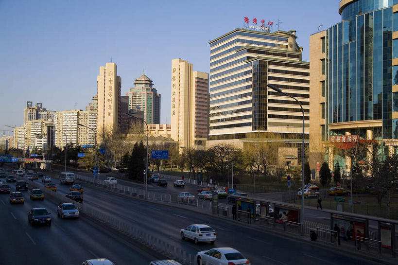 无人,宾馆,家,高楼大厦,栏杆,横图,室外,白天,正面,旅游,度假,植物,窗户,落地窗,标志建筑,大厦,道路,地标,建筑,酒店,路,摩天大楼,公路,汽车,北京,中国,亚洲,一排,许多,阴影,整齐,并列,并排,光线,影子,房屋,屋子,云,云朵,围栏,分界线,停车线,交通,首都,很多,云彩,娱乐,建设,护栏,楼房,玻璃窗,住宅,车,树,树木,排列,蓝色,绿色,白云,蓝天,天空,阳光,自然,交通工具,轿车,天,享受,休闲,旅游胜地,放松,生长,晴朗,成长,酒家,车行道,车行道分界线,旅社,队列,载具,标线,平行,玻璃幕墙,东亚,车行线,中华人民共和国,北京市,京,北平,华北地区,朝阳区,晴空,马路,彩图,房子,大楼,高层建筑,高楼,客店,客栈,旅店,旅馆,摩天楼,北京CBD,北京商务中心区,中国北京大北窑,商旅,北京港澳中心瑞士酒店