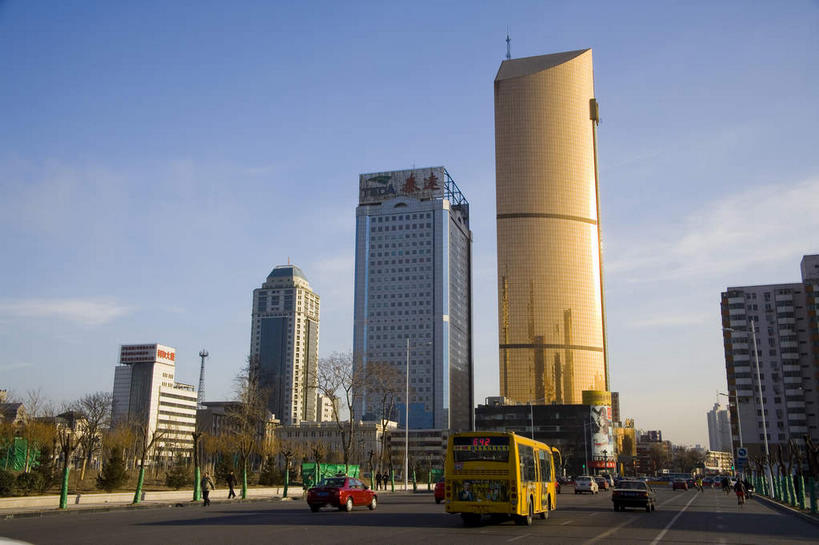 无人,家,高楼大厦,横图,室外,白天,正面,旅游,度假,植物,窗户,落地窗,标志建筑,大厦,道路,地标,建筑,路,摩天大楼,公路,汽车,天津,中国,亚洲,一辆,一排,许多,阴影,整齐,并列,并排,光线,影子,房屋,屋子,分界线,停车线,交通,很多,娱乐,建设,楼房,玻璃窗,住宅,车,树,树木,排列,蓝色,绿色,蓝天,天空,阳光,自然,交通工具,轿车,天,享受,休闲,金色,旅游胜地,放松,生长,晴朗,成长,车行道,车行道分界线,队列,载具,标线,平行,玻璃幕墙,东亚,车行线,万里无云,中华人民共和国,华北地区,天津市,和平区,河西区,晴空,晴空万里,马路,彩图,房子,大楼,高层建筑,高楼,摩天楼,津,金皇大厦,小白楼,小白楼地区