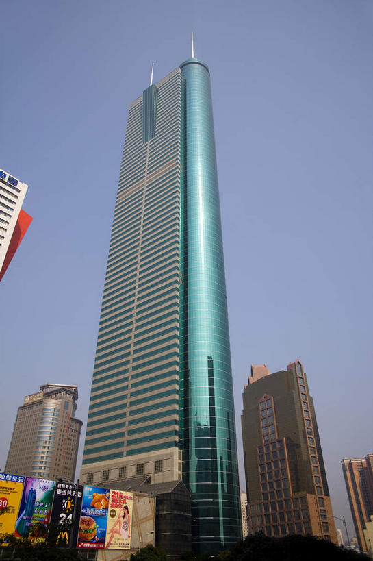 无人,家,高楼大厦,竖图,室外,白天,仰视,旅游,度假,窗户,落地窗,标志建筑,大厦,地标,建筑,摩天大楼,深圳,中国,亚洲,一排,许多,阴影,整齐,并列,并排,光线,影子,房屋,屋子,很多,娱乐,建设,楼房,玻璃窗,住宅,排列,蓝色,倒影,蓝天,天空,阳光,天,享受,休闲,旅游胜地,放松,晴朗,倒映,队列,平行,玻璃幕墙,地王大厦,东亚,广东,鹏城,广东省,万里无云,中华人民共和国,华南地区,粤,深圳市,反照,晴空,晴空万里,彩图,低角度拍摄,房子,大楼,高层建筑,高楼,摩天楼,罗湖区,信兴广场,深圳地王大厦