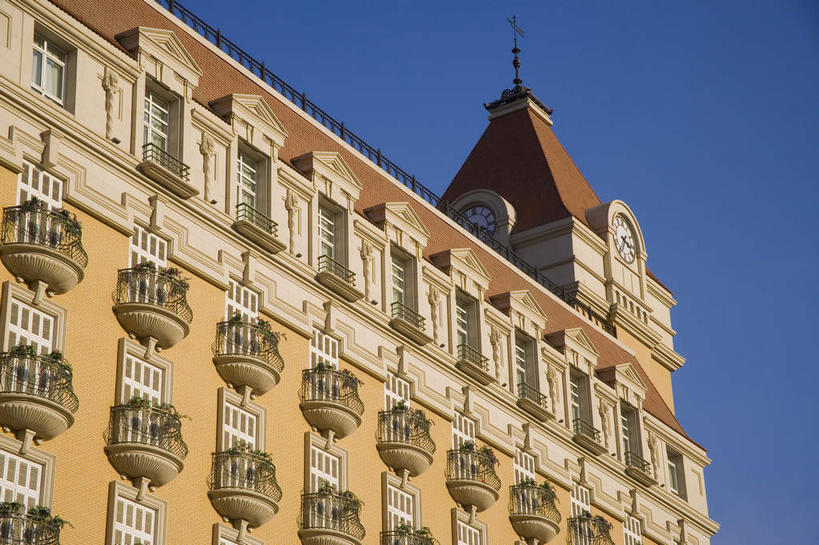 无人,家,横图,室外,白天,仰视,旅游,度假,别墅,窗户,标志建筑,地标,建筑,天津,中国,亚洲,一排,许多,阴影,整齐,并列,并排,光线,瓦片,影子,房屋,屋顶,屋檐,屋子,公寓,褐色,很多,顶棚,娱乐,建设,洋房,楼房,檐,玻璃窗,住宅,排列,蓝色,蓝天,天空,阳光,天,享受,休闲,旅游胜地,放松,晴朗,队列,平行,东亚,万里无云,中华人民共和国,华北地区,天津市,和平区,晴空,晴空万里,彩图,低角度拍摄,房子,津,天津五大道小洋楼,五大道