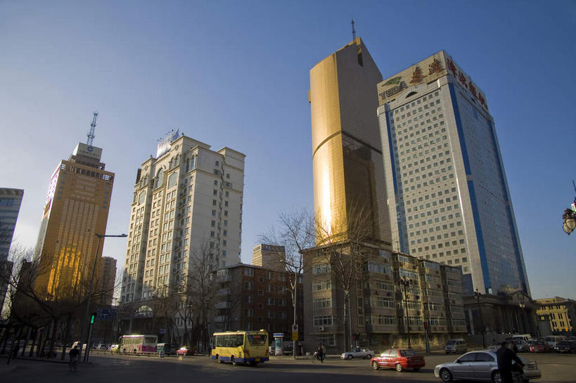 无人,家,高楼大厦,横图,室外,白天,仰视,旅游,度假,植物,窗户,落地窗,标志建筑,大厦,道路,地标,建筑,路,摩天大楼,公路,汽车,天津,中国,亚洲,一辆,一排,许多,阴影,整齐,并列,并排,光线,影子,房屋,屋子,分界线,停车线,交通,很多,娱乐,建设,楼房,玻璃窗,住宅,车,树,树木,排列,蓝色,绿色,蓝天,天空,阳光,自然,交通工具,轿车,天,享受,休闲,金色,旅游胜地,放松,生长,晴朗,成长,车行道,车行道分界线,队列,载具,标线,平行,玻璃幕墙,东亚,车行线,万里无云,中华人民共和国,华北地区,天津市,和平区,河西区,晴空,晴空万里,马路,彩图,低角度拍摄,房子,大楼,高层建筑,高楼,摩天楼,津,金皇大厦,小白楼,小白楼地区