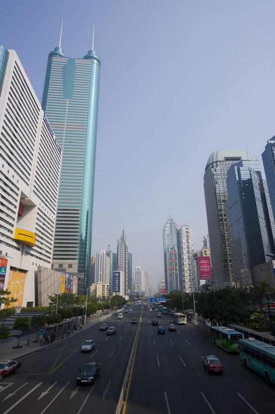 无人,家,高楼大厦,竖图,室外,白天,消失点,仰视,旅游,度假,植物,窗户,落地窗,标志建筑,大厦,道路,地标,建筑,路,摩天大楼,公路,汽车,深圳,中国,亚洲,一排,许多,阴影,整齐,并列,并排,光线,影子,房屋,屋子,分界线,停车线,交通,很多,娱乐,建设,楼房,玻璃窗,住宅,车,树,树木,排列,蓝色,绿色,倒影,蓝天,天空,阳光,自然,交通工具,轿车,天,享受,休闲,旅游胜地,放松,生长,晴朗,成长,车行道,车行道分界线,倒映,队列,载具,标线,平行,玻璃幕墙,地王大厦,东亚,车行线,广东,鹏城,广东省,万里无云,中华人民共和国,华南地区,粤,深圳市,反照,晴空,晴空万里,马路,彩图,低角度拍摄,没影点,灭点,房子,大楼,高层建筑,高楼,摩天楼,罗湖区,信兴广场,深圳地王大厦