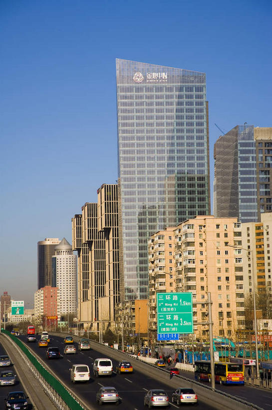 无人,家,高楼大厦,栏杆,竖图,室外,白天,仰视,旅游,度假,窗户,落地窗,标志建筑,大厦,道路,地标,建筑,路,摩天大楼,公路,汽车,北京,中国,亚洲,一排,许多,阴影,整齐,并列,并排,光线,影子,房屋,屋子,围栏,分界线,停车线,交通,首都,很多,娱乐,建设,护栏,楼房,玻璃窗,住宅,车,排列,蓝色,倒影,蓝天,天空,阳光,交通工具,轿车,天,享受,休闲,旅游胜地,放松,晴朗,车行道,车行道分界线,倒映,队列,载具,标线,平行,玻璃幕墙,东亚,车行线,万里无云,中华人民共和国,北京市,京,北平,华北地区,朝阳区,反照,晴空,晴空万里,马路,彩图,低角度拍摄,房子,大楼,高层建筑,高楼,摩天楼,北京CBD,北京商务中心区,中国北京大北窑,金地中心