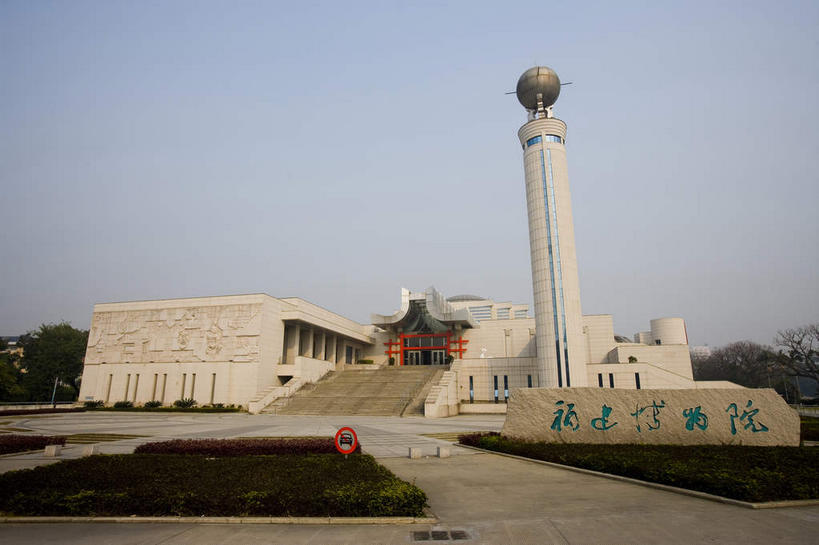 无人,博物馆,横图,室外,白天,正面,旅游,度假,草地,草坪,植物,门,标志建筑,道路,地标,建筑,路,中国,亚洲,阴影,研究,光线,影子,墙,小路,塔,交通,教育,娱乐,建设,墙壁,墙面,草,蓝色,绿色,白色,蓝天,天空,阳光,门框,天,享受,休闲,旅游胜地,放松,晴朗,展览,欣赏,陈列,福建,东亚,福建省,万里无云,中华人民共和国,华东地区,省会,闽,福州,福州市,典藏,晴空,晴空万里,彩图,鼓楼区,福建博物院,福建省博物馆,福建省立科学馆