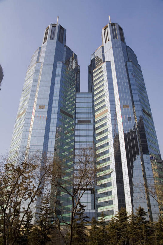 无人,高楼大厦,竖图,室外,白天,仰视,旅游,度假,植物,窗户,落地窗,标志建筑,大厦,地标,建筑,摩天大楼,北京,中国,亚洲,一排,许多,阴影,整齐,并列,并排,光线,影子,首都,很多,娱乐,建设,玻璃窗,树,树木,排列,蓝色,绿色,蓝天,天空,阳光,自然,天,享受,休闲,旅游胜地,放松,生长,晴朗,成长,队列,平行,玻璃幕墙,东亚,万里无云,中华人民共和国,北京市,京,北平,华北地区,朝阳区,晴空,晴空万里,彩图,低角度拍摄,大楼,高层建筑,高楼,摩天楼,嘉里中心,光华路