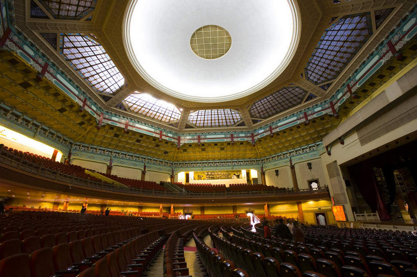 无人,横图,室内,白天,仰视,旅游,度假,窗户,天花板,标志建筑,地标,建筑,椅子,照明,中国,亚洲,一排,许多,阴影,整齐,并列,并排,环绕,围绕,光线,影子,天窗,看台,灯光,很多,环抱,娱乐,建设,顶灯,玻璃窗,座位,灯,排列,灯具,享受,休闲,旅游胜地,放松,照亮,纪念堂,照明设备,队列,平行,东亚,中山纪念堂,广东,广东省,中华人民共和国,华南地区,粤,中山,中山市,萦绕,坐位,彩图,低角度拍摄,孙中山纪念堂,广州中山纪念堂