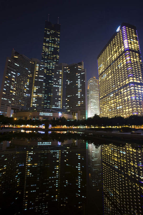 无人,家,高楼大厦,广场,竖图,室外,夜晚,仰视,旅游,度假,河流,水,植物,窗户,落地窗,标志建筑,大厦,地标,建筑,摩天大楼,夜景,深圳,中国,亚洲,一排,许多,阴影,整齐,并列,并排,光线,影子,房屋,屋子,河水,水流,灯光,很多,娱乐,建设,楼房,玻璃窗,住宅,树,树木,排列,绿色,倒影,自然,享受,休闲,旅游胜地,放松,生长,成长,倒映,队列,平行,玻璃幕墙,中信城市广场,东亚,广东,鹏城,广东省,中信广场,中华人民共和国,华南地区,粤,深圳市,反照,彩图,低角度拍摄,房子,大楼,高层建筑,高楼,摩天楼