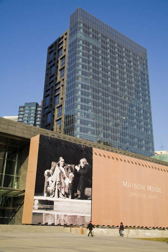 无人,家,高楼大厦,竖图,室外,白天,仰视,旅游,度假,窗户,落地窗,标志建筑,大厦,道路,地标,建筑,路,摩天大楼,北京,中国,亚洲,一排,许多,阴影,整齐,并列,并排,光线,影子,房屋,屋子,小路,交通,首都,很多,娱乐,建设,楼房,玻璃窗,住宅,排列,蓝色,蓝天,天空,阳光,天,享受,休闲,旅游胜地,放松,晴朗,队列,平行,玻璃幕墙,东亚,万里无云,中华人民共和国,北京市,京,北平,华北地区,晴空,晴空万里,彩图,低角度拍摄,房子,大楼,高层建筑,高楼,摩天楼,北京CBD,北京商务中心区,中国北京大北窑,北京财富中心