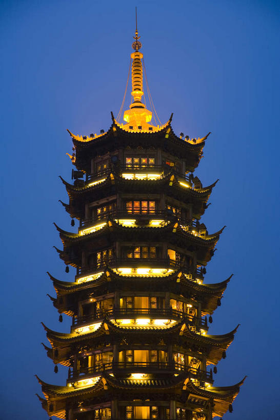 无人,竖图,室外,夜晚,仰视,旅游,度假,名胜古迹,标志建筑,地标,建筑,桂林,中国,亚洲,一排,阴影,遗迹,整齐,并列,并排,光线,瓦片,影子,屋檐,塔,灯光,古迹,文物,娱乐,建设,古建筑,檐,排列,享受,休闲,旅游胜地,放松,象山,广西,队列,平行,古文明,东亚,杉湖,广西壮族自治区,中华人民共和国,桂林市,桂,华南地区,象山区,秀峰区,彩图,低角度拍摄,桂林山水,桂林日月塔,日月双塔,榕杉湖,榕杉湖景区