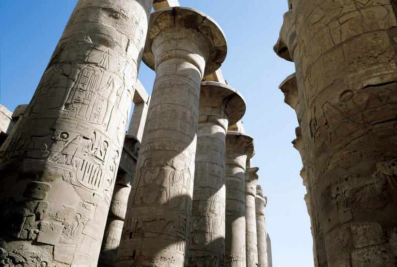 无人,横图,室外,白天,仰视,旅游,度假,名胜古迹,地标,非洲,埃及,一排,许多,阴影,遗迹,整齐,并列,并排,光线,影子,柱子,云,云朵,神庙,很多,云彩,古迹,历史,文物,娱乐,古建筑,排列,蓝色,白云,蓝天,天空,阳光,天,享受,休闲,旅游胜地,放松,晴朗,神殿,队列,平行,古文明,卢克索神庙,路克索神殿,鲁克索神殿,古代七大奇迹,阿拉伯埃及共和国,金字塔之国,棉花之国,阿非利加洲,晴空,彩图,低角度拍摄,标志性建筑