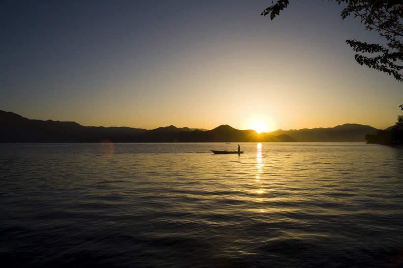 无人,横图,室外,白天,正面,旅游,度假,湖,湖泊,美景,日落,山,山脉,水,太阳,植物,轮船,船,丽江,中国,亚洲,一艘,波纹,飞溅,溅,液体,湖面,景观,山峰,水滴,水流,水面,晚霞,霞光,落日,山峦,背光,娱乐,云南,水珠,树,树木,绿色,倒影,水纹,自然,黄昏,船尾波,交通工具,波浪,湖水,群山,享受,休闲,景色,彩霞,放松,四川省,生长,成长,倒映,喷洒,自然风光,载具,逆光,东亚,凉山彝族自治州,四川,盐源县,泸沽湖,凉山,云南省,中华人民共和国,西南地区,川,滇,丽江市,凉山州,夕照,反照,薄暮,夕阳,彩图,傍晚,左所海,盐源,宁蒗彝族自治县,宁蒗县,鲁窟海子,亮海,斜阳