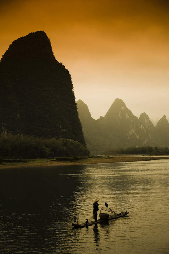 东方人,一个人,站,竖图,室外,白天,正面,旅游,度假,河流,石头,美景,日落,山,山脉,水,峡谷,桂林,中国,亚洲,仅一个男性,仅一个人,一排,一艘,波纹,飞溅,竹制,服装,整齐,溅,编织,石子,液体,竹排,河水,景观,山峰,水滴,水流,晚霞,霞光,落日,运输工具,山谷,山峦,背光,黄种人,娱乐,竹筏,水珠,排列,仅一个年轻男性,衣服,倒影,水纹,自然,黄昏,船尾波,交通工具,波浪,群山,站着,享受,休闲,景色,彩霞,放松,服饰,广西,竹条,倒映,竹制品,衣着,岩层,穿着,队列,喷洒,自然风光,载具,逆光,东亚,漓江,阳朔,广西壮族自治区,中华人民共和国,桂林市,桂,华南地区,衣饰,夕照,反照,薄暮,水上交通工具,阳朔县,兴坪,兴坪镇,男人,男性,年轻男性,亚洲人,石块,岩石,夕阳,站立,彩图,全身,傍晚,斜阳,阳朔相公山