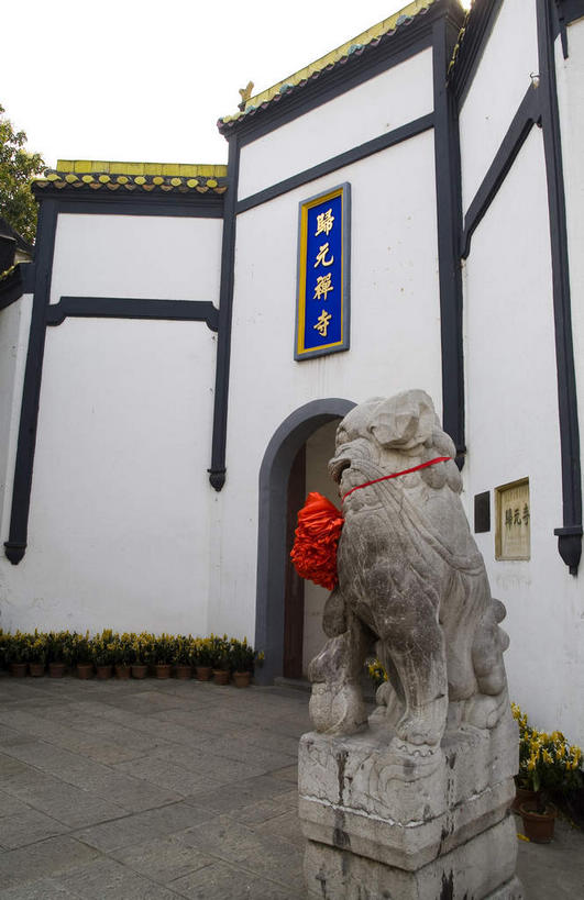 无人,寺庙,竖图,室外,白天,仰视,旅游,度假,名胜古迹,植物,标志建筑,地标,建筑,哺乳动物,野生动物,狮子,雕塑,武汉,中国,亚洲,一块,吊挂,悬挂,阴影,节日,辟邪,遗迹,艺术,装饰,光线,标志,雕刻,雕像,牌匾,丝绸,丝带,文字,影子,字符,墙,缎带,挂,古迹,文化,文物,娱乐,标识,建设,古建筑,石雕,墙壁,墙面,绸带,树,树木,一个,红色,蓝色,绿色,白色,天空,阳光,自然,动物,工艺品,庙宇,石狮,天,祈祷,享受,休闲,健康,汉字,旅游胜地,放松,许愿,宗教,佛教,信仰,生长,单个,成长,纪念,祈求,美术,中文,主题,凶猛,陈列,古文明,东亚,湖北,湖北省,武汉市,归元寺,汉阳,中华人民共和国,省会,功能,美学,驱邪,祛邪,避邪,国文,华文,华中地区,鄂,守护神,释教,残暴,平安,凶残,彩图,低角度拍摄,庙,寺,归元禅寺,汉阳区