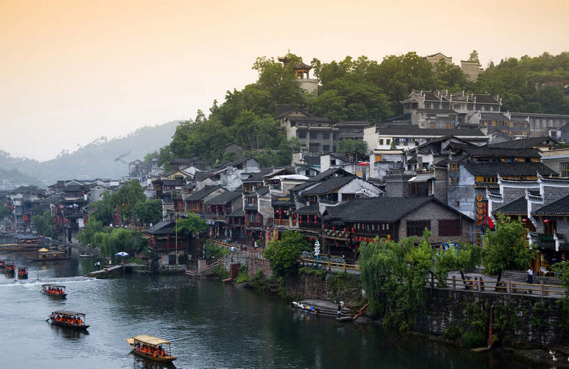 无人,家,横图,室外,白天,正面,旅游,度假,河流,名胜古迹,日落,山,山脉,水,植物,标志建筑,地标,建筑,船,中国,亚洲,波纹,飞溅,遗迹,溅,凤凰,液体,房屋,屋子,河水,山峰,水滴,水流,晚霞,霞光,落日,木船,山峦,古迹,文物,娱乐,建设,古建筑,楼房,水珠,树,树木,绿色,倒影,水纹,自然,黄昏,船尾波,交通工具,波浪,群山,享受,休闲,旅游胜地,彩霞,放松,生长,成长,倒映,舟,喷洒,载具,三艘,古文明,东亚,湖南,湘西,湖南省,凤凰古城,中华人民共和国,华中地区,湘,湘西州,湘西土家族苗族自治州,夕照,反照,薄暮,凤凰县,夕阳,彩图,傍晚,房子,斜阳,凤凰古城千潭苗寨,山江镇