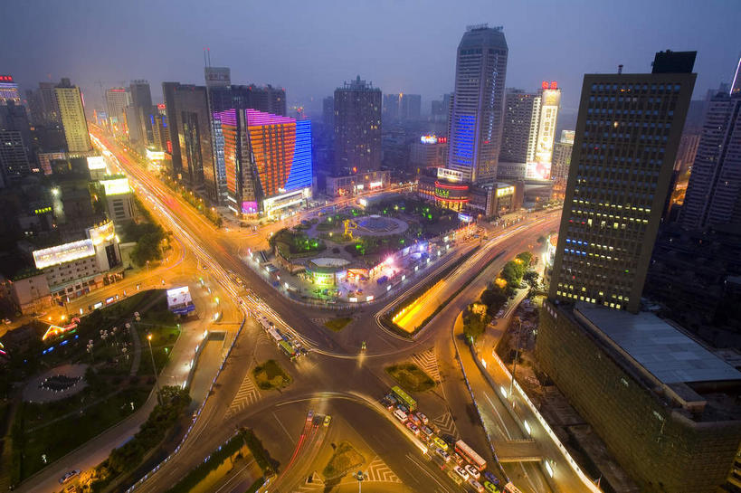 无人,家,高楼大厦,横图,俯视,室外,夜晚,长时间曝光,度假,美景,植物,窗户,落地窗,城市风光,城市,大厦,道路,建筑,路,路灯,摩天大楼,夜景,公路,照明,中国,亚洲,一排,许多,阴影,整齐,并列,并排,光线,影子,房屋,屋子,景观,建筑群,灯光,分界线,停车线,交通,很多,娱乐,建设,楼房,玻璃窗,住宅,灯,树,树木,排列,绿色,自然,享受,休闲,景色,放松,生长,成长,车行道,车行道分界线,照亮,照明设备,队列,标线,平行,曝光,玻璃幕墙,东亚,车行线,湖南,湖南省,中华人民共和国,省会,华中地区,长沙,长沙市,湘,马路,彩图,高角度拍摄,房子,大楼,高层建筑,高楼,摩天楼,长沙芙蓉广场