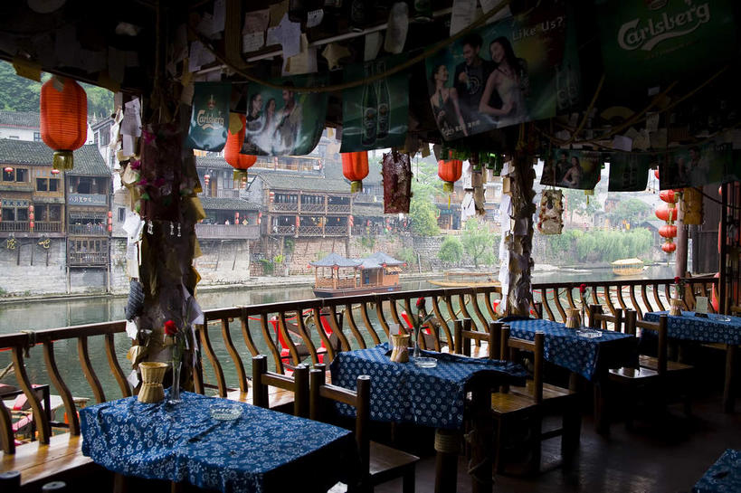 无人,横图,室外,白天,正面,旅游,度假,名胜古迹,标志建筑,地标,建筑,椅子,中国,亚洲,一排,许多,阴影,遗迹,整齐,光线,凤凰,瓦片,影子,柱子,亭子,屋檐,很多,古迹,文物,娱乐,建设,古建筑,檐,排列,阳光,凉亭,享受,休闲,旅游胜地,放松,队列,古文明,东亚,湖南,湘西,湖南省,凤凰古城,中华人民共和国,华中地区,湘,湘西州,湘西土家族苗族自治州,凤凰县,彩图,凤凰古城千潭苗寨,山江镇