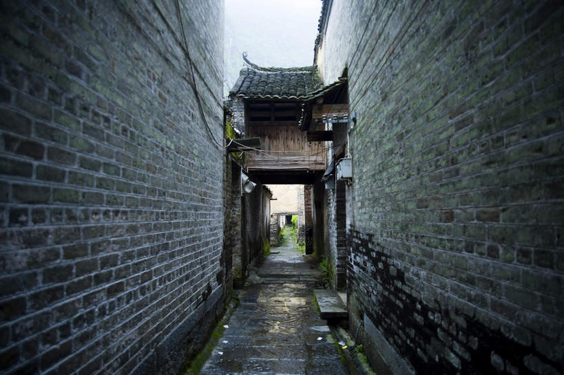 无人,家,横图,室外,白天,正面,旅游,度假,建材,名胜古迹,标志建筑,道路,地标,建筑,路,公路,桂林,中国,亚洲,遗迹,材料,瓦片,砖,砖块,房屋,墙,屋顶,屋檐,屋子,乌云,云,阴天,云朵,交通,云彩,顶棚,古迹,文物,娱乐,建设,古建筑,楼房,檐,墙壁,墙面,住宅,天空,天,享受,休闲,砖头,旅游胜地,放松,建造,广西,昏暗,阴沉,古文明,东亚,阳朔,广西壮族自治区,中华人民共和国,桂林市,桂,华南地区,阳朔县,兴坪,兴坪镇,石料,马路,彩图,房子,砌墙砖