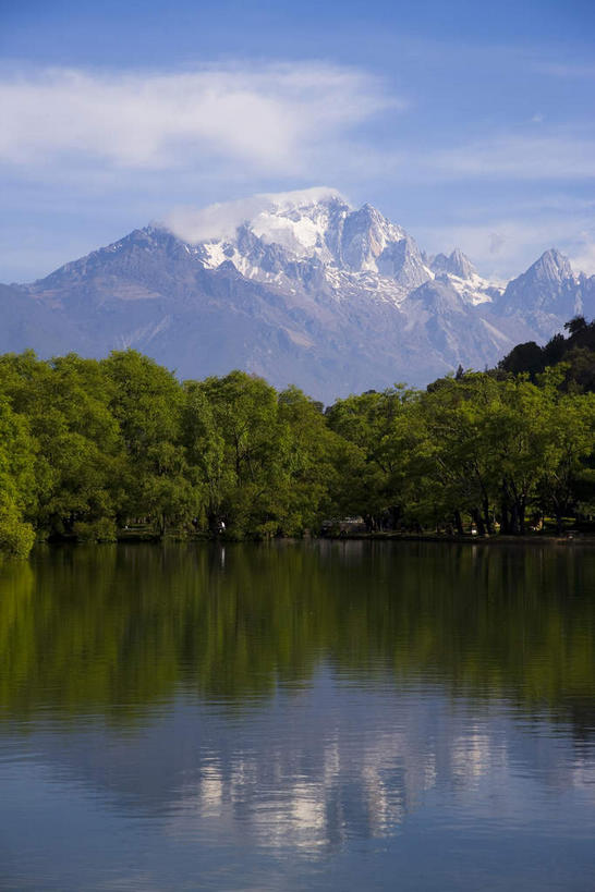 无人,公园,竖图,室外,白天,正面,旅游,度假,湖,湖泊,美景,山,水,雪,雪山,植物,大雪,丽江,中国,亚洲,阴影,光线,影子,冰,湖面,积雪,景观,山峰,水流,水面,雪景,云,云朵,冬季,冬天,山峦,云彩,娱乐,云南,树,树木,蓝色,绿色,白云,倒影,蓝天,天空,阳光,自然,湖水,天,享受,休闲,景色,放松,寒冷,生长,晴朗,成长,冰冷,倒映,自然风光,东亚,云南省,黑龙潭公园,丽江古城,中华人民共和国,西南地区,严寒,冰凉,酷寒,凛冽,凛凛,极冷,滇,丽江市,反照,玉泉公园,晴空,彩图,大研古城,丽江古镇,丽江黑龙潭