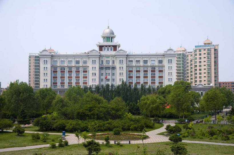 无人,家,高楼大厦,横图,室外,白天,仰视,旅游,度假,草地,草坪,美景,植物,窗户,城市风光,城市,大厦,道路,建筑,路,摩天大楼,中国,亚洲,一排,许多,阴影,整齐,光线,影子,房屋,墙,屋子,景观,公寓,小路,交通,很多,娱乐,建设,洋房,楼房,玻璃窗,墙壁,墙面,住宅,草,树,树木,排列,蓝色,绿色,白色,蓝天,天空,阳光,自然,天,享受,休闲,景色,放松,生长,晴朗,成长,黑,队列,东亚,黑龙江,黑龙江省,万里无云,中华人民共和国,东北地区,牡丹江,牡丹江市,晴空,晴空万里,彩图,低角度拍摄,房子,大楼,高层建筑,高楼,摩天楼