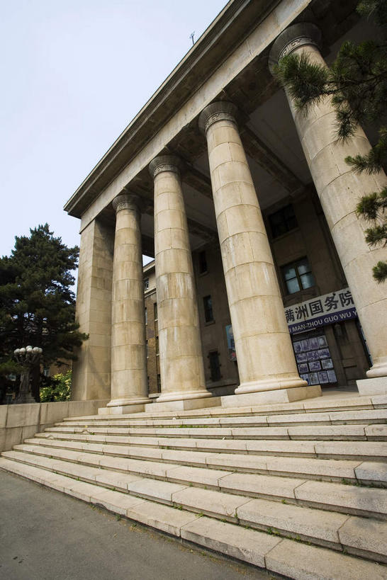 无人,学校,教学楼,竖图,室外,白天,仰视,旅游,度假,树林,植物,窗户,楼梯,标志建筑,地标,建筑,中国,亚洲,一排,许多,阴影,整齐,光线,影子,柱子,阶梯,墙,很多,娱乐,建设,校园,玻璃窗,墙壁,墙面,台阶,树,树木,排列,蓝色,绿色,蓝天,天空,阳光,自然,天,享受,休闲,教室,旅游胜地,放松,生长,晴朗,成长,队列,东亚,吉林,吉林省,长春,长春市,万里无云,中华人民共和国,省会,东北地区,吉,晴空,晴空万里,彩图,低角度拍摄,教学大楼,吉林大学