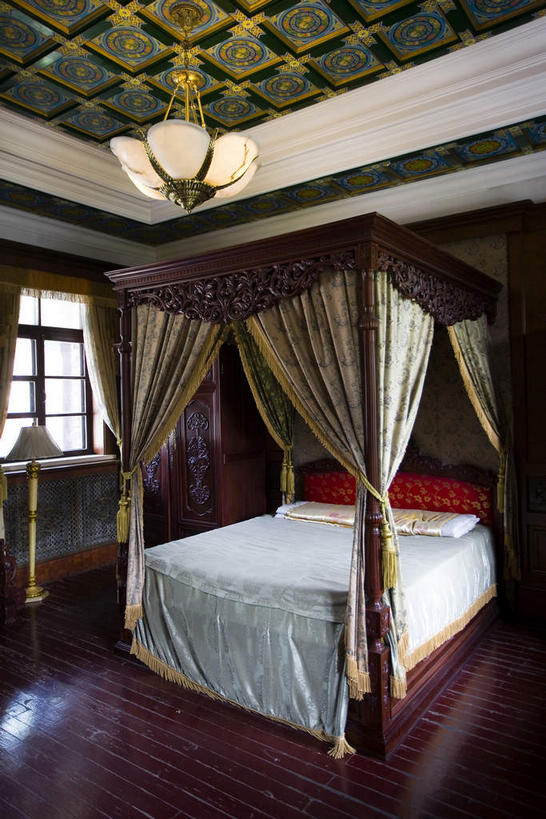 无人,博物馆,宫殿,竖图,室内,白天,正面,旅游,度假,名胜古迹,窗户,窗帘,床,地板,靠垫,天花板,卧室,标志建筑,地标,建筑,纺织品,照明,中国,亚洲,阴影,研究,遗迹,装饰,环绕,缠绕,反射,蚊帐,影子,墙,双人床,灯光,褐色,床单,靠枕,织物,地面,教育,古迹,文物,娱乐,被子,建设,古建筑,吊灯,木地板,玻璃窗,墙壁,墙面,灯,帘子,绳子,灯具,垫子,落地灯,枕头,享受,休闲,遮阳,旅游胜地,放松,展览,绳索,华丽,修饰,照亮,点缀,被单,宫廷,照明设备,欣赏,纠缠,陈列,古文明,东亚,吉林,吉林省,长春,长春市,中华人民共和国,省会,衬托,美观,雅致,雅观,阻隔,东北地区,吉,王宫,典藏,隔绝,彩图,睡房,卧房,皇宫,宽城区,伪满皇宫博物院