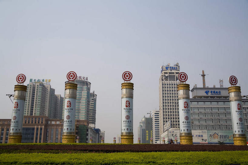 无人,高楼大厦,横图,室外,白天,仰视,度假,美景,树林,植物,窗户,落地窗,城市风光,城市,大厦,建筑,摩天大楼,武汉,中国,亚洲,一排,许多,阴影,整齐,并列,并排,光线,标志,文字,影子,柱子,字符,景观,很多,五根,娱乐,标识,建设,玻璃窗,树,树木,排列,蓝色,绿色,蓝天,天空,阳光,自然,天,享受,休闲,汉字,景色,放松,生长,晴朗,成长,队列,中文,平行,玻璃幕墙,东亚,湖北,湖北省,武昌区,武汉市,武昌,万里无云,中华人民共和国,省会,国文,华文,华中地区,鄂,晴空,晴空万里,彩图,低角度拍摄,大楼,高层建筑,高楼,摩天楼,洪山广场